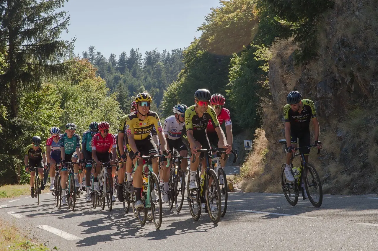 Gruppe cykelryttere i et løb